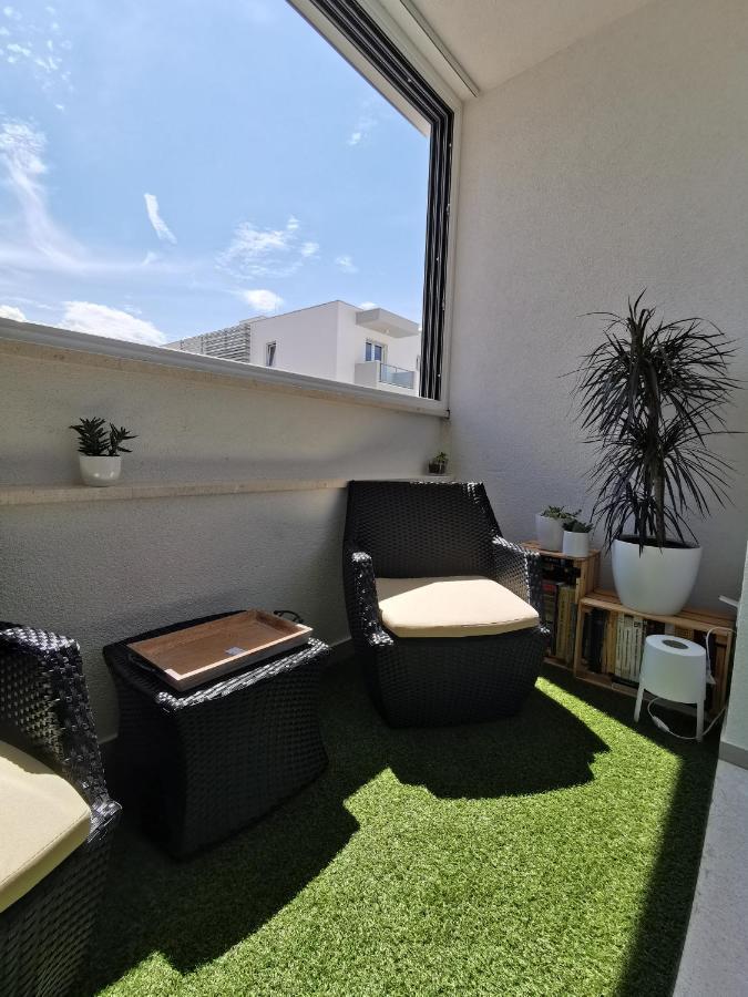 White 5 Apartment Split Exterior photo