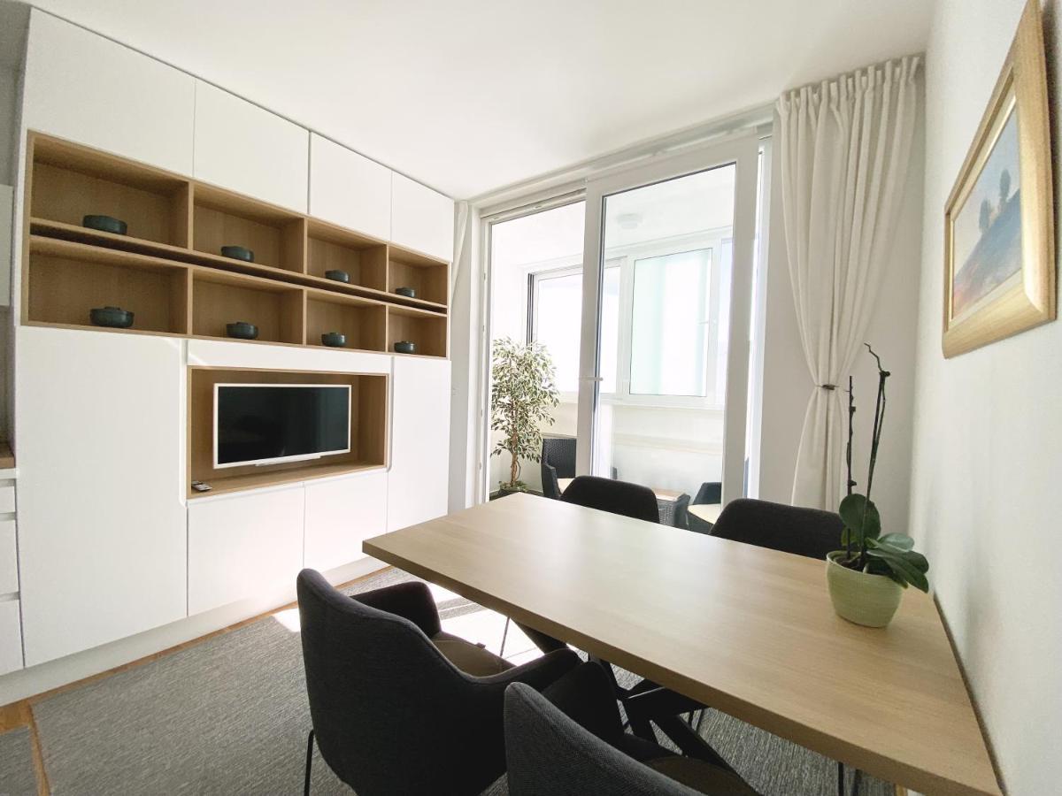 White 5 Apartment Split Exterior photo