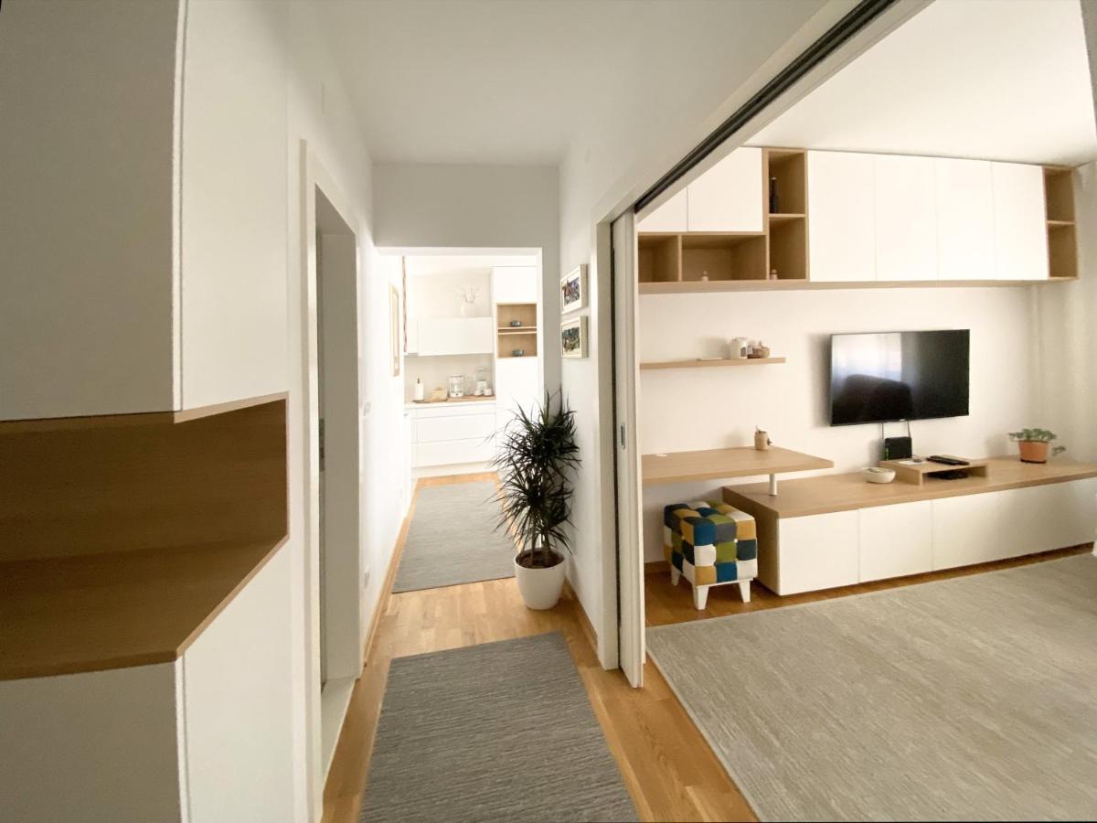 White 5 Apartment Split Exterior photo