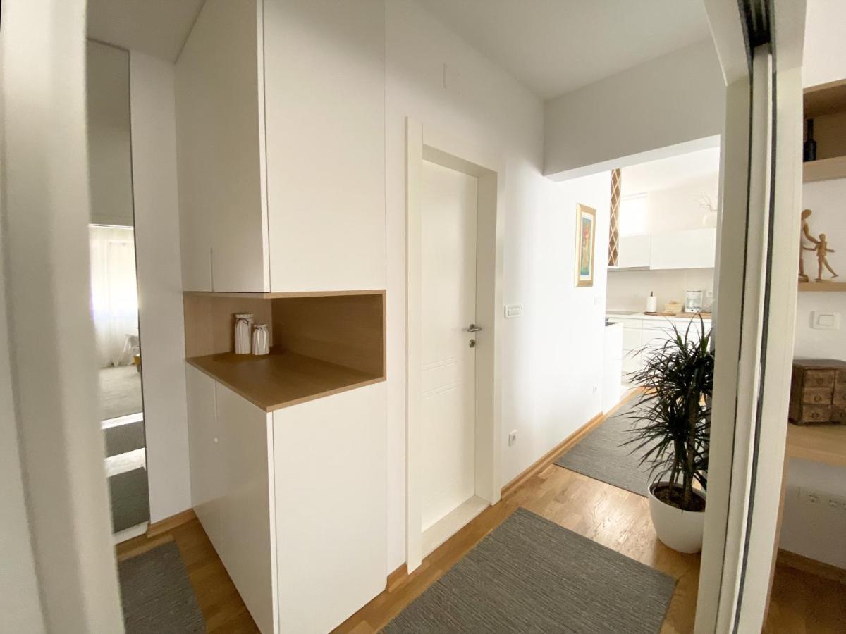 White 5 Apartment Split Exterior photo