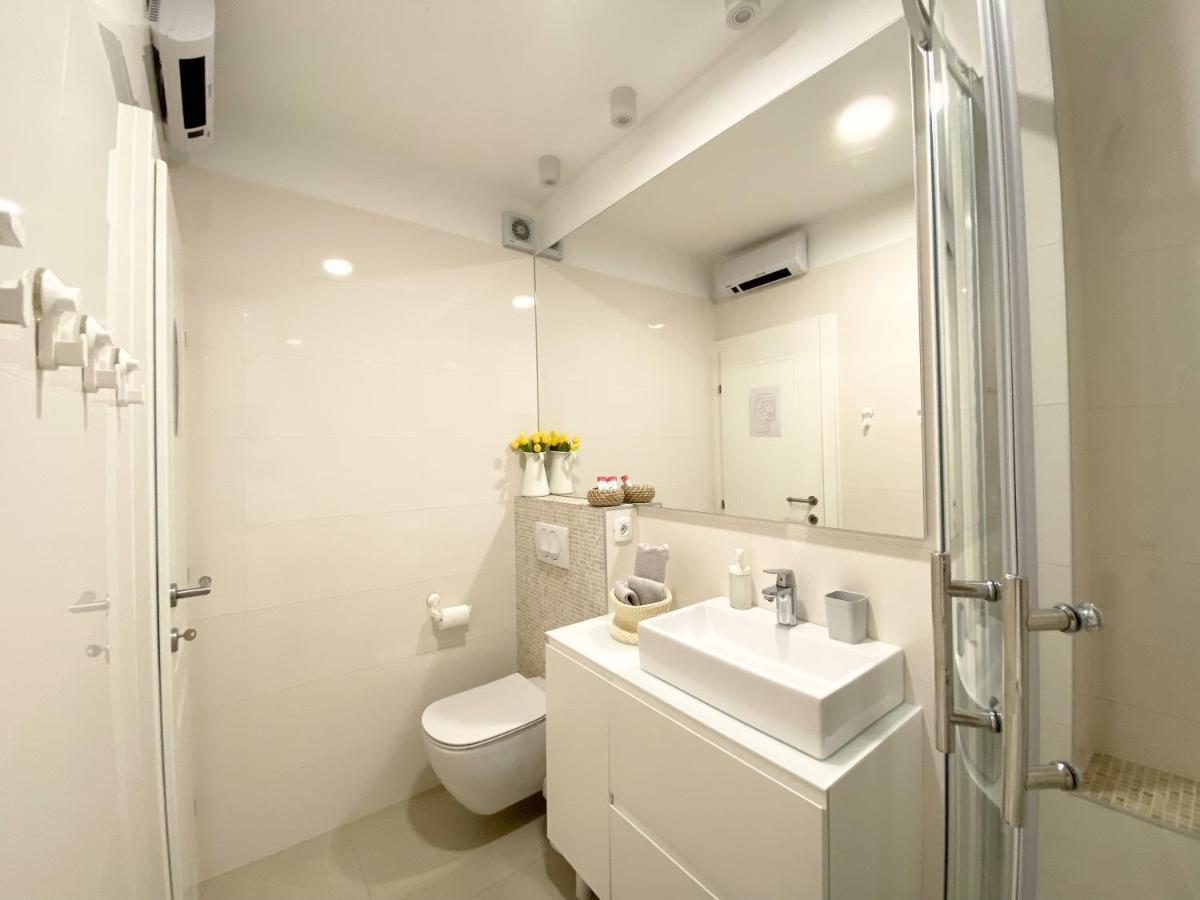 White 5 Apartment Split Exterior photo