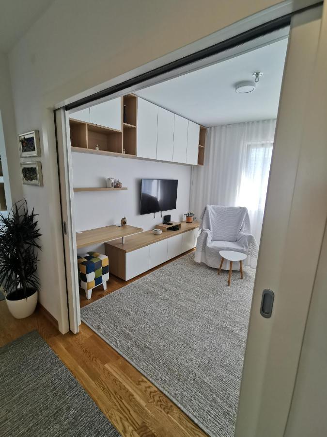 White 5 Apartment Split Exterior photo